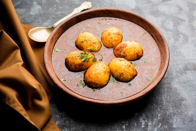 Uovo fritto al curry o anda masala servito in una ciotola