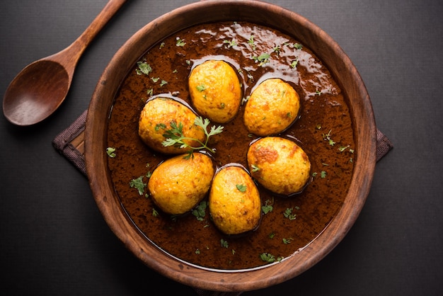 Uovo fritto al curry o anda masala servito in una ciotola