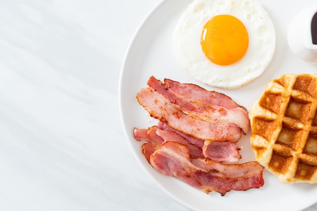 uovo fritto con bacon e waffle per colazione