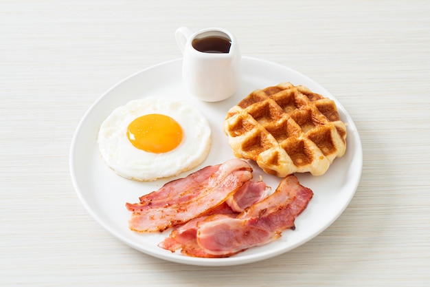 uovo fritto con bacon e waffle per colazione