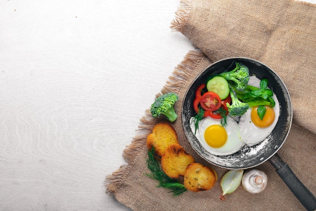 Uovo fritto con erbe tostate pane e verdure in padella Vista dall'alto Spazio libero