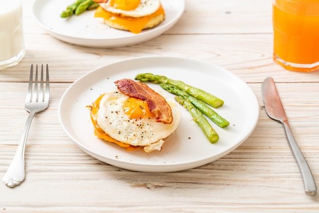 uovo fritto con pancetta e formaggio sul pancake