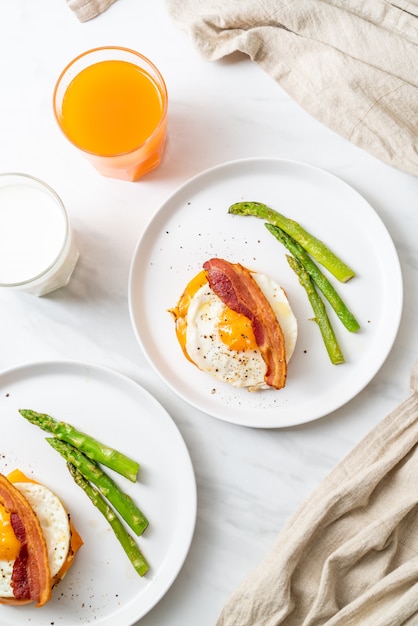 uovo fritto con pancetta e formaggio sul pancake