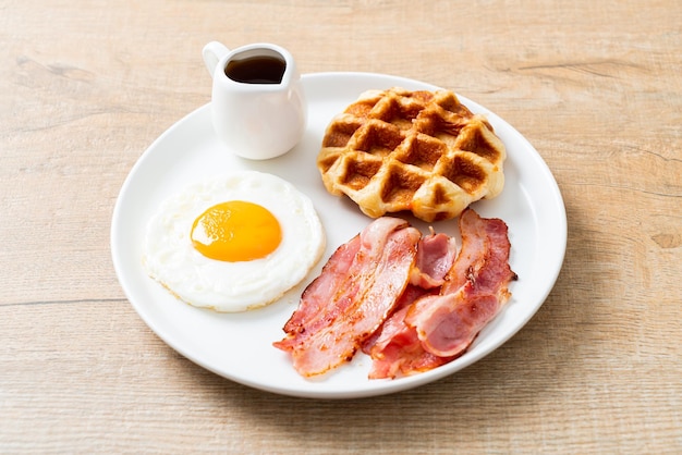 Uovo fritto con pancetta e waffle