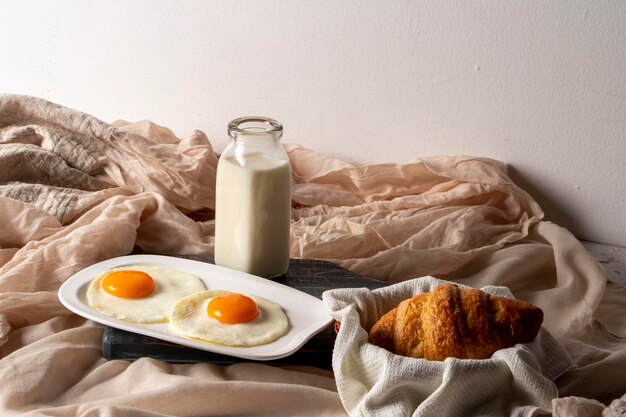 Uovo fritto con pane e caffè con latte