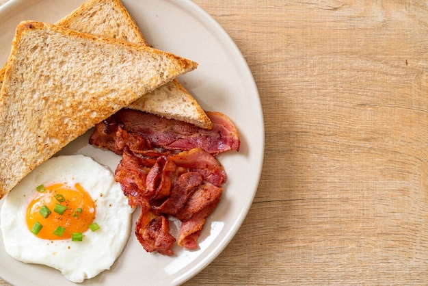 uovo fritto con pane tostato e pancetta a colazione bacon