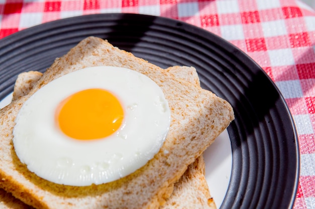 uovo fritto con pane tostato integrale sul piatto