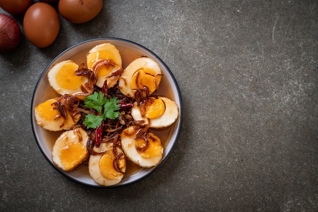 Uovo fritto con salsa al tamarindo