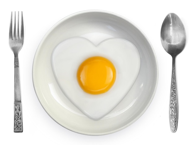 Uovo fritto frittata a forma di cuore su piatti di ceramica isolati su sfondo bianco
