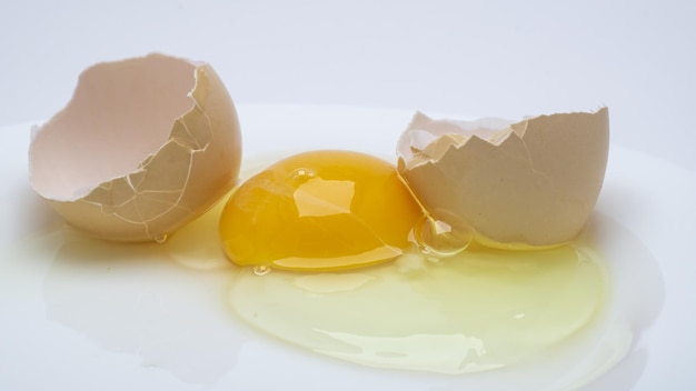 uovo giallo rotto su un piatto bianco