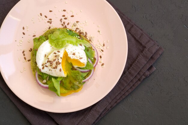 Uovo in camicia su pane sano con avocado.