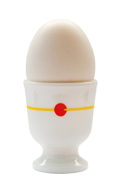 Uovo in tazza isolato su sfondo bianco