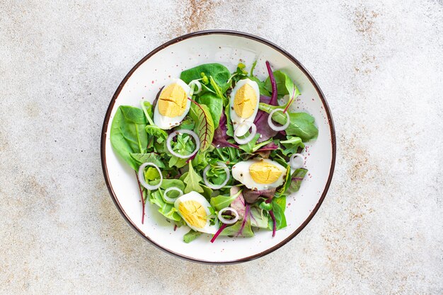 Uovo insalata di verdure foglie verdi mescolare spinaci rucola lattuga sul cibo sano tavolo