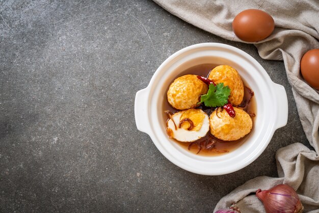 Uovo sodo fritto con salsa di tamarindo