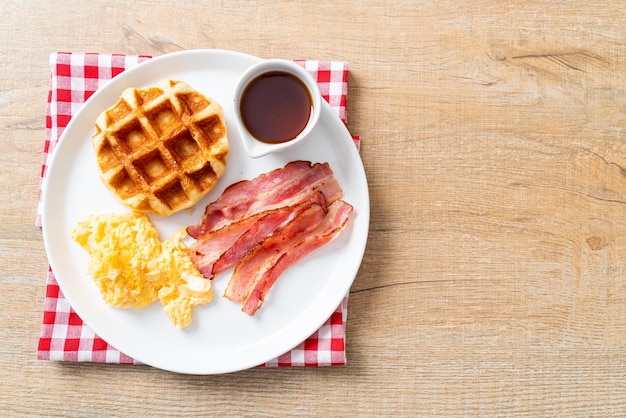 Uovo strapazzato con pancetta e waffle per colazione