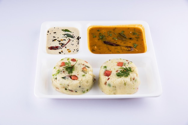 Upma o Uppittu è un piatto per la colazione popolare nel sud dell'India e nel Maharashtra. Gli ingredienti principali sono la semola o Rava o farina di riso grosso. Servito in un piatto su fondo bianco o verde