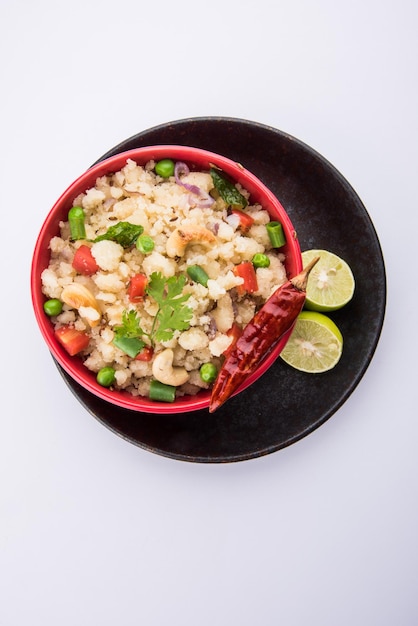 Upma o Uppittu è un piatto per la colazione popolare nel sud dell'India e nel Maharashtra. Gli ingredienti principali sono la semola o Rava o farina di riso grosso. Servito in una ciotola su sfondo colorato o in legno