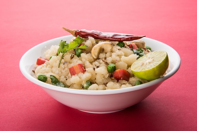 Upma o Uppittu è un piatto per la colazione popolare nel sud dell'India e nel Maharashtra. Gli ingredienti principali sono la semola o Rava o farina di riso grosso. Servito in una ciotola su sfondo colorato o in legno