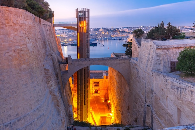 Upper Barrakka Lift, da Grand Harbour a Upper Barrakka Gardens, durante l'ora blu mattutina, La Valletta, Malta
