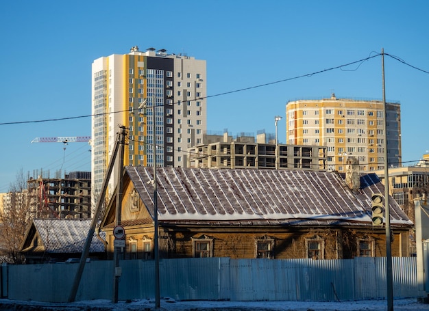 Urbanizzazione Vecchie casette sullo sfondo di grandi edifici alti