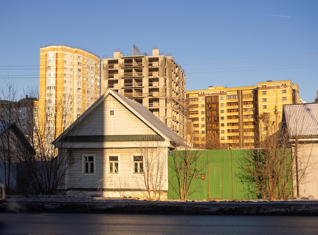 Urbanizzazione Vecchie casette sullo sfondo di grandi edifici alti