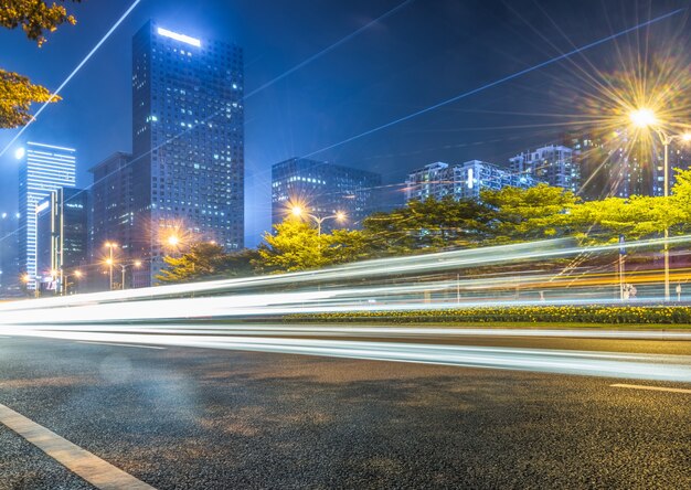 Urbano moderno edificio sfondo e percorso del veicolo stradale, Cina