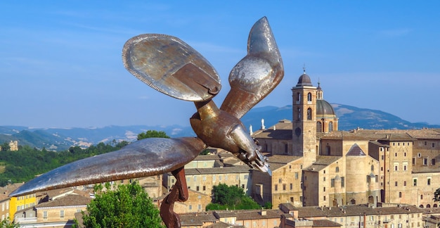 Urbino Scultura di un uccello in ferro