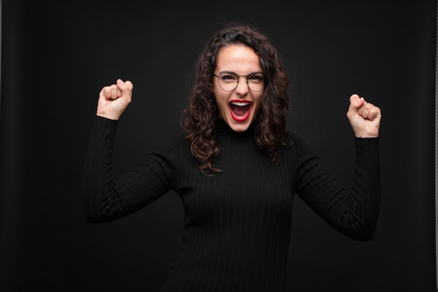 urlando a pugni serrati celebra il successo