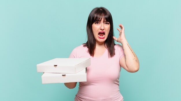 urlando con le mani in alto, sentendosi furioso, frustrato, stressato e turbato