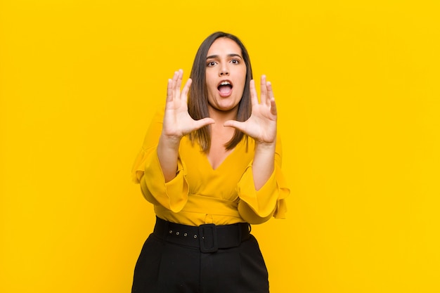 urlando con le mani in alto, sentendosi furioso, frustrato, stressato e turbato