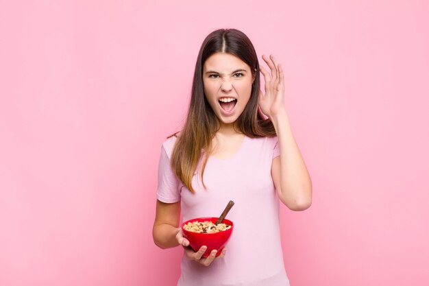 urlando con le mani in alto, sentendosi furioso, frustrato, stressato e turbato