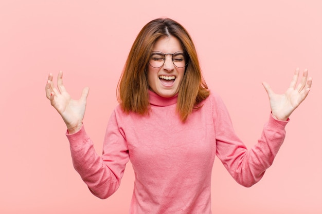 urlando furiosamente, sentendosi stressato e infastidito con le mani in alto che dicevano perché io