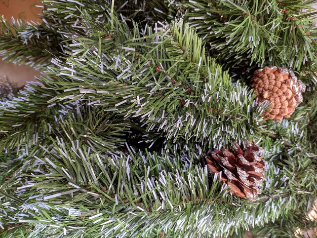 Urti su un albero di Natale artificiale verde. struttura
