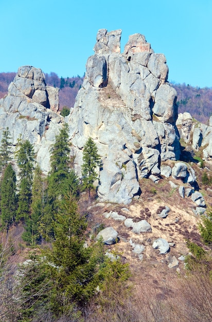 Urych Rocks vista sul luogo della storica fortezza di Tustanj nei Carpazi (regione di Leopoli, Ucraina).