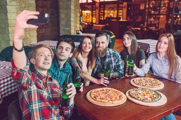 Usa gli amici del gruppo di foto con selfie per cellulare