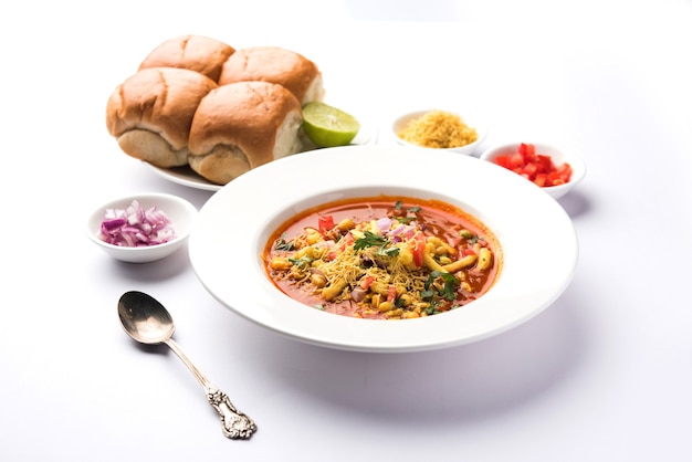 Usal o Misal Pav è un cibo chat tradizionale del Maharashtra, in India. Servito su sfondo lunatico. Messa a fuoco selettiva