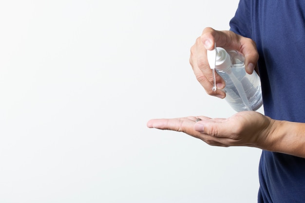 Usando l'alcool gel detergente pulito disinfettante per le mani batteri anti virus cura della pelle sporca