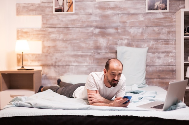 Usare lo smartphone mentre si è sdraiati sul letto la notte