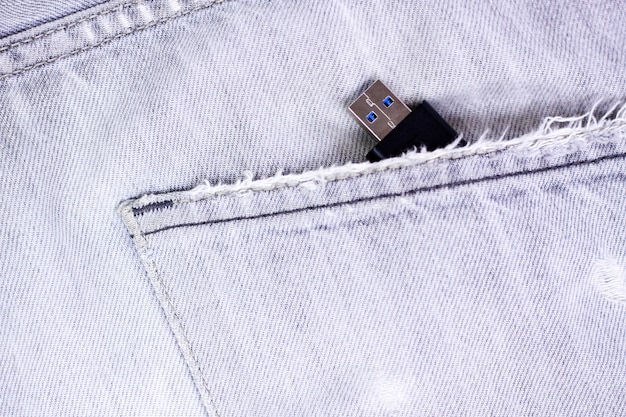 USB flash 3.0 nella tasca dei jeans