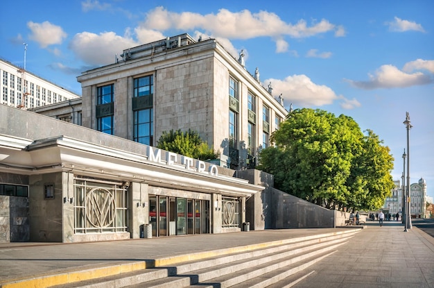 Uscita della strada dalla stazione della metropolitana Borovitskaya Moscow Caption Metro no pass