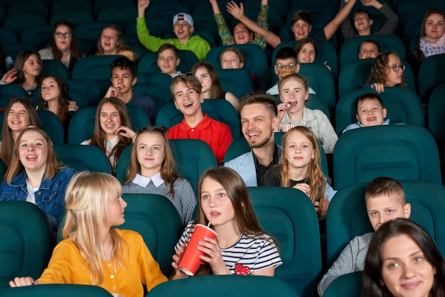 usciti bambini seduti al cinema.