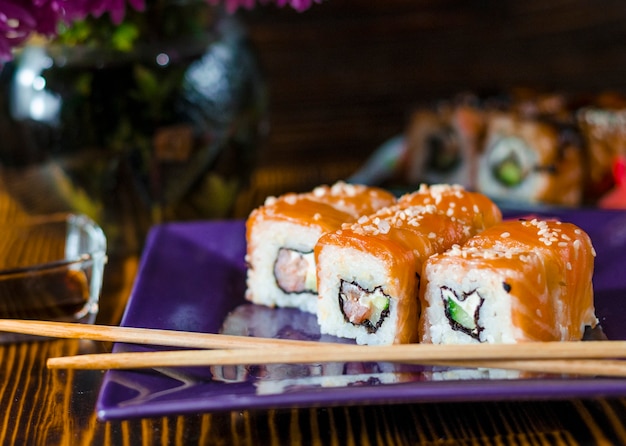 Ushi con pesce rosso su un piatto viola