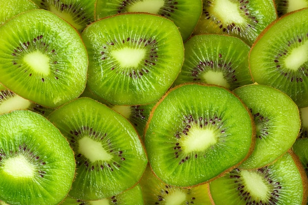 Uso affettato kiwi fresco per fondo