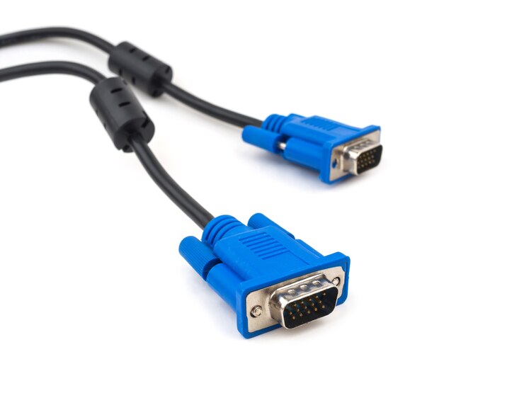 Uso del cavo VGA per il monitor di connessione su sfondo bianco