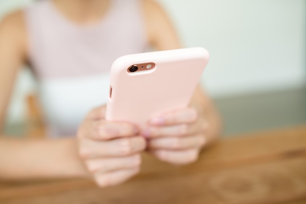 Uso del cellulare da parte della donna nella caffetteria