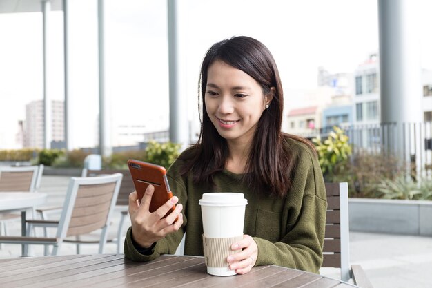 Uso del telefono cellulare da parte di donne in un caffè