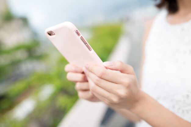 Uso della donna dello smartphone all'aperto