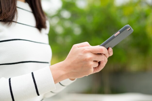 Uso femminile del cellulare all'aperto