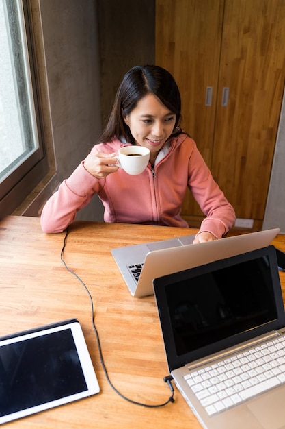 Uso femminile del computer portatile a casa