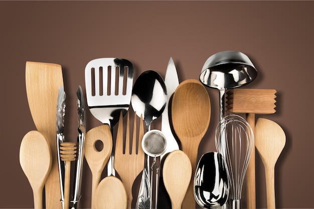 Utensile da cucina in metallo e legno sullo sfondo